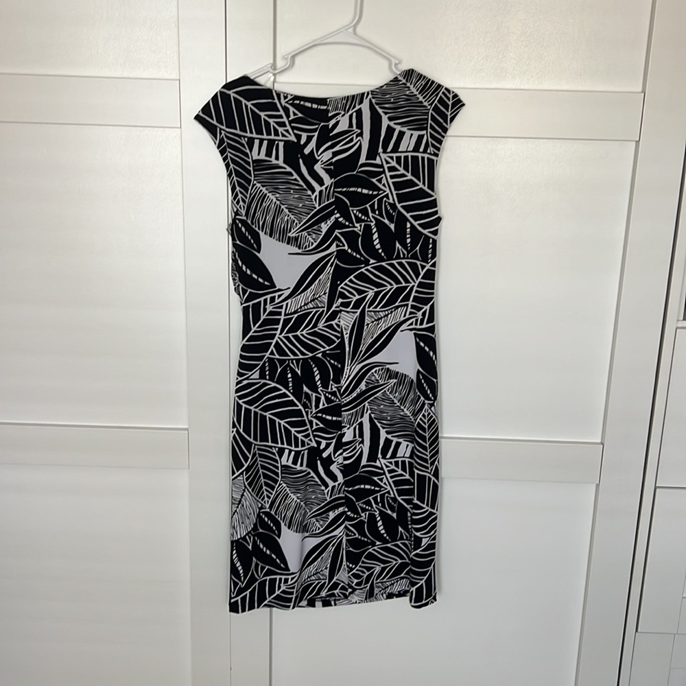 Connected black and white leaves motif side slit with lining cap sleeves - Picture 4 of 6